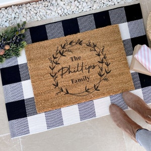 Gepersonaliseerde bloemenkrans deurmat voor thuis, gepersonaliseerde deurmat, aangepaste welkomstmat, housewarmingcadeau, cadeau nieuw huis, kokosdeurmat
