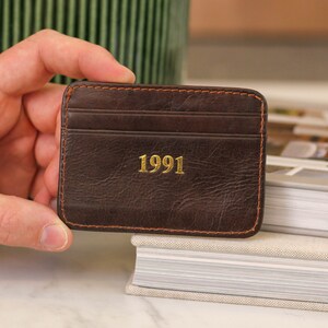 Personalisierte Geburtsjahr Slim Kreditkartenetui | Premium & Anpassbare Brieftasche Kartenhalter Geschenk für Papa mit einer Option für Metallfoto