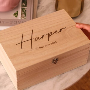 Caja de recuerdo personalizada con nombre de bebé / Caja de recuerdo personalizada hecha a mano para recién nacidos o para bebés con bisagras de madera natural y metal