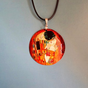 Ciondolo grande Klimt The Kiss fatto a mano con finiture in argento sterling. Latta leggera impermeabile di qualità NON carta o legno verniciati
