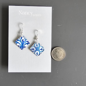 Orecchini blu marocchini fatti a mano con fili in argento sterling. Latta leggera impermeabile di qualità NON carta o legno verniciati