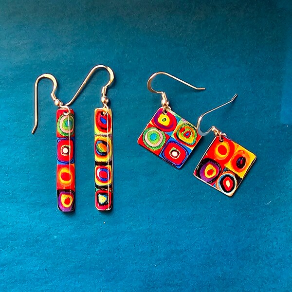 Petites boucles d'oreilles en étain léger de couleur vive avec fils d'oreille en argent sterling. Cadeau d'anniversaire en étain. Boucles d'oreilles abstraites