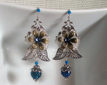 Boucles d'oreille argentées, bleues, blanches et bronze