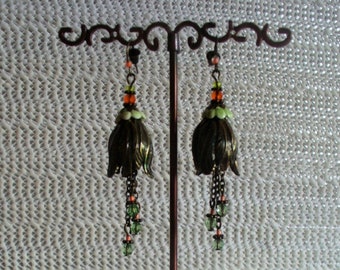 Boucles d'oreille tulipe vertes, oranges et bronze