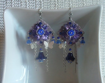 Boucles chandelier argentées et bleues