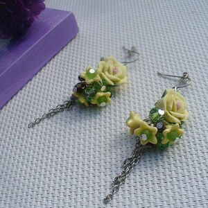 Boucles argentées à fleurs jaunes et vertes image 2