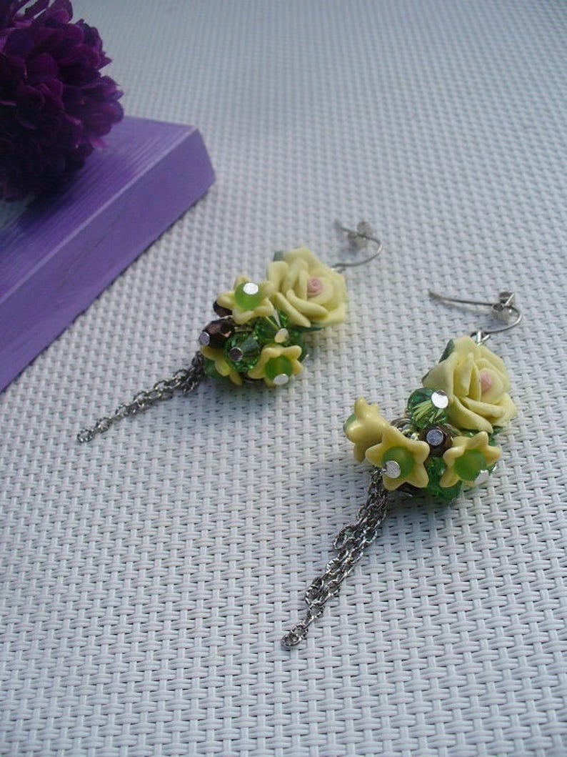 Boucles argentées à fleurs jaunes et vertes image 2