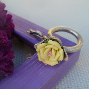 Bague en métal argenté et rose jaune image 1