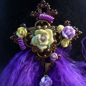 Broche cuivrée, violette et jonquille image 4