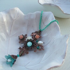 Pendentif chaîne cuivré, vert, corail et blanc image 1