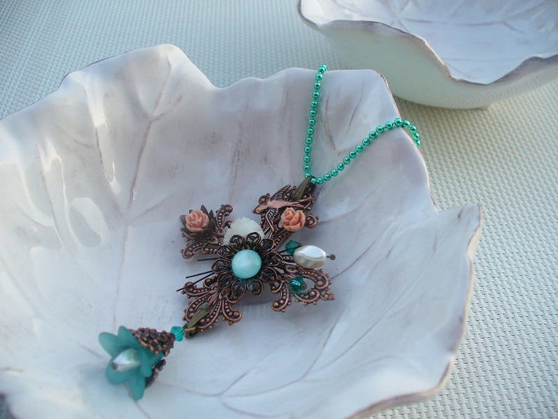 Pendentif chaîne cuivré, vert, corail et blanc image 1