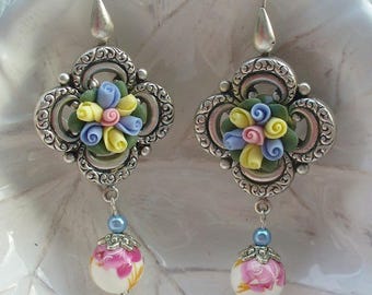 Boucles d'oreilles argentées, roses, jaunes et bleues