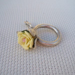 Bague en métal argenté et rose jaune image 3