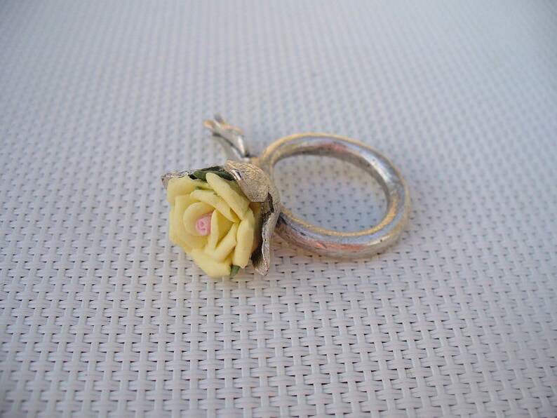 Bague en métal argenté et rose jaune image 3