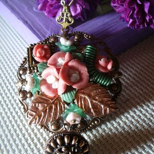 Pendentf + chain copper/bronze, salmon and green