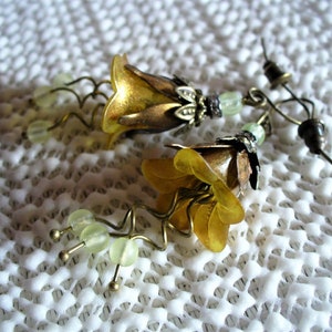 Boucles d'oreilles clochettes jaunes et bronze image 4