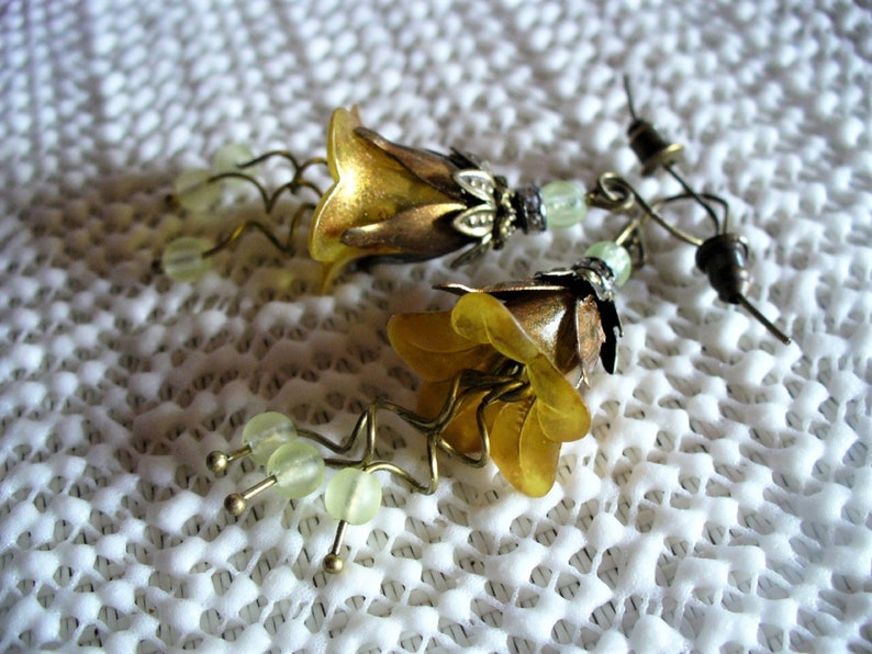 Boucles d'oreilles clochettes jaunes et bronze image 4