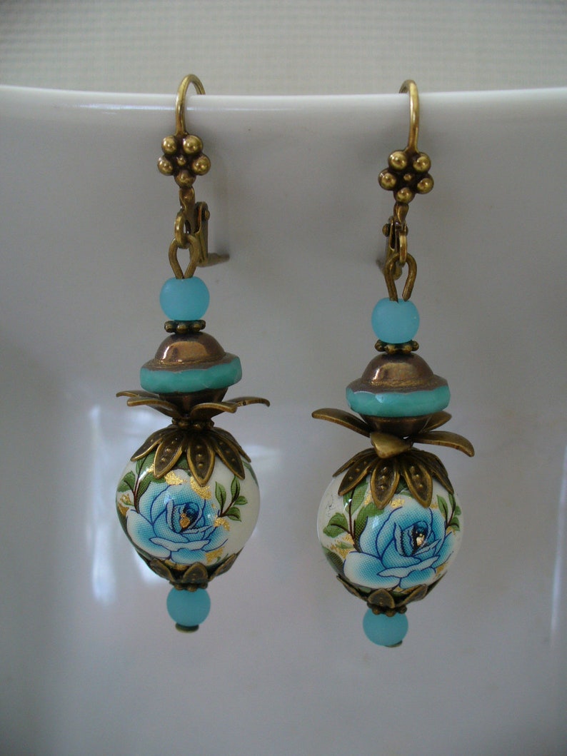 Boucles d'oreille bronze, bleues et blanches image 2