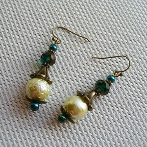 Boucles d'oreilles baroques vert pétrole, jonquille et et bronze image 1