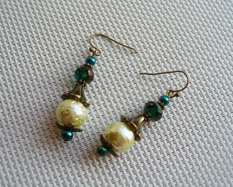 Boucles d'oreilles baroques vert pétrole, jonquille et et bronze image 1