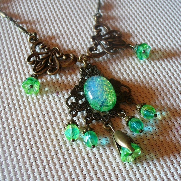 Collier court bronze et vert d'inspiration baroque