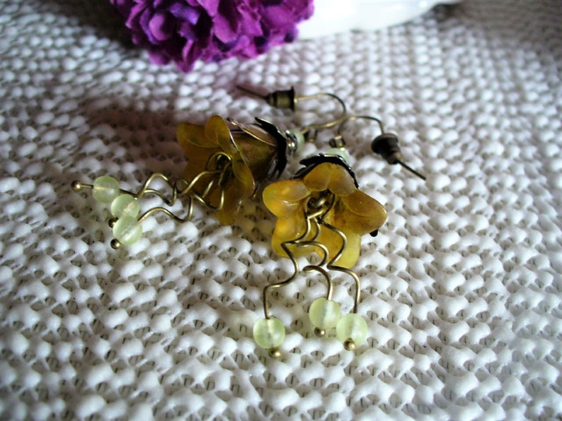 Boucles d'oreilles clochettes jaunes et bronze image 2