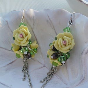 Boucles argentées à fleurs jaunes et vertes image 1