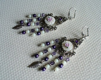 Boucles d'oreille chandelier violettes, blanches et argentées