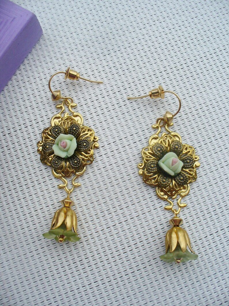 Boucles d'oreilles dorées, bronze et vertes image 3