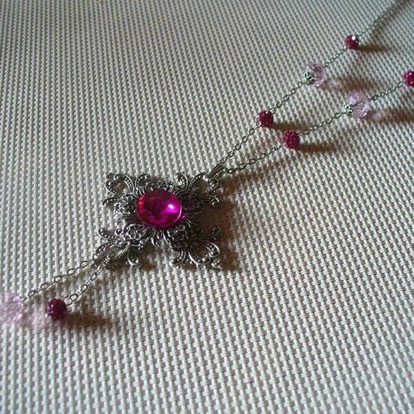 Pendentif et collier métal argenté "Fuschia shamballa"