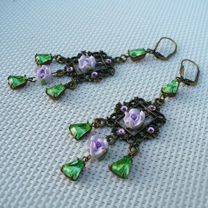 Boucles d&#39;oreilles vertes, violettes et couleur bronze