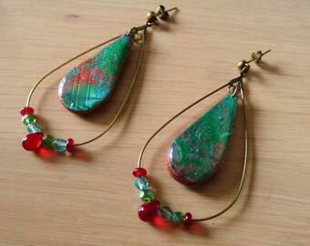 Earrings drops ÉKla with bursts of iridescent light Green and red