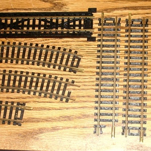 ATLAS - 9 vías de latón surtidas con caballete elevador - Tren HO