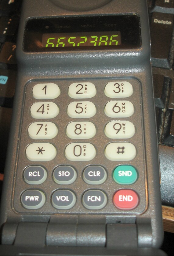 MOTOROLA - Vintage Flip Phone Set W/ Chargers #34019SNRSA