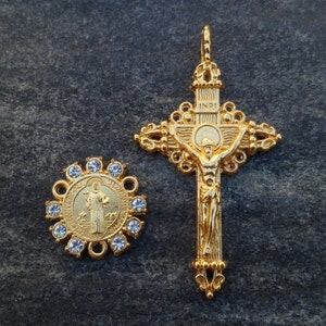 Kit de rosário grande em liga de cristal dourado, cruz 50 x 27 x 5 mm, conjunto de conector São Benedito com strass 20 x 20 mm elos 1,5 mm