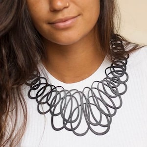 Collana leggera in gomma riciclata - di Design Tun