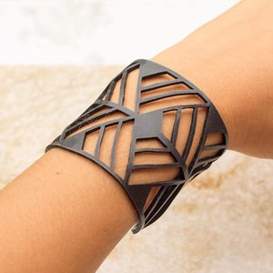 Braccialetto leggero in gomma riciclata a forma di pesce - di Design Tun