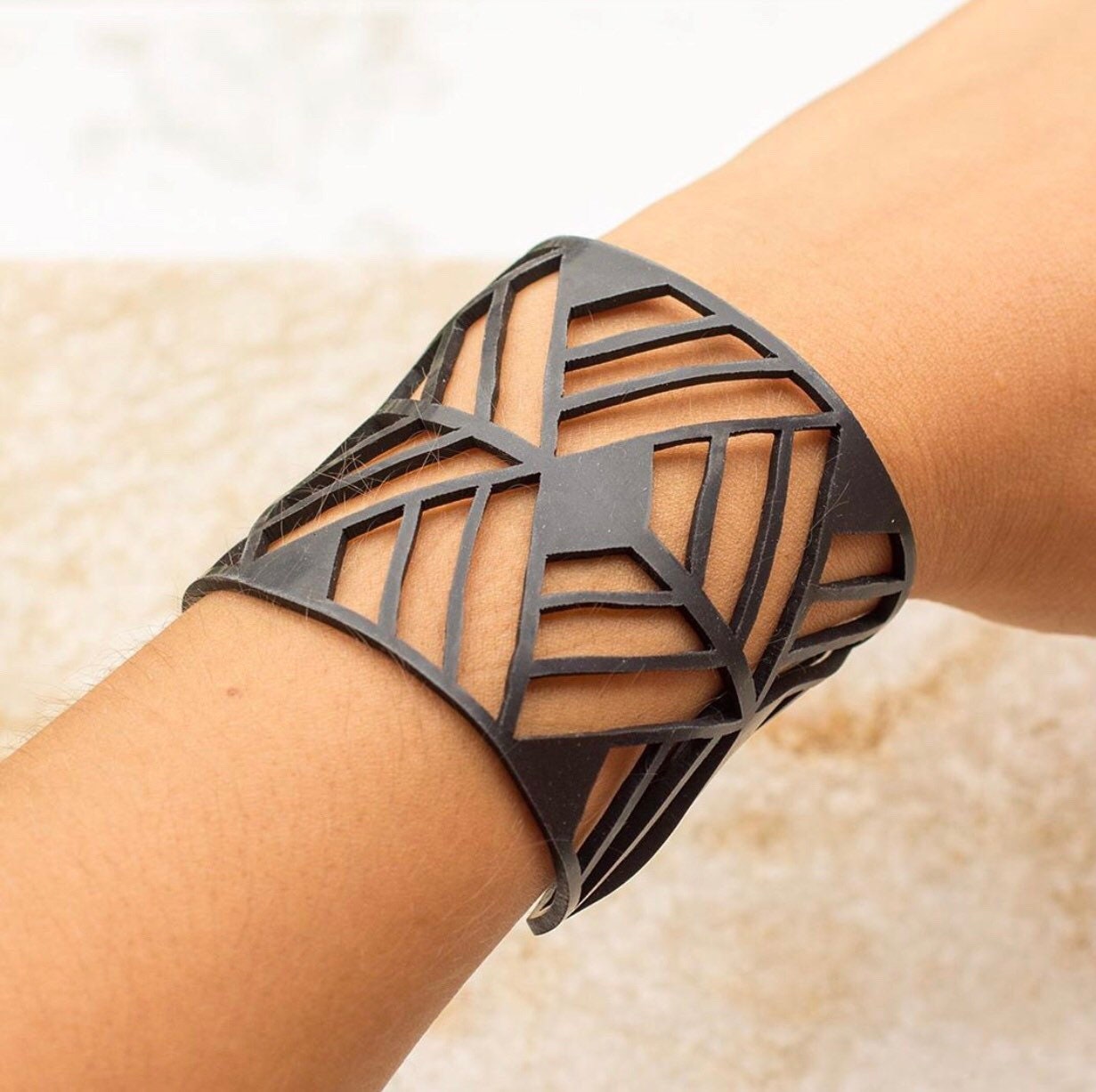 Federleichtes Fisch-Armband aus recyceltem Gummi- by Design Tun