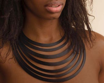 Collar africano ligero de caucho reciclado - por Design Tun