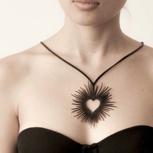 Collana leggera a forma di cuore in gomma riciclata - di Design Tun