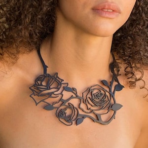 Collana leggera in gomma riciclata con rose - di Design Tun