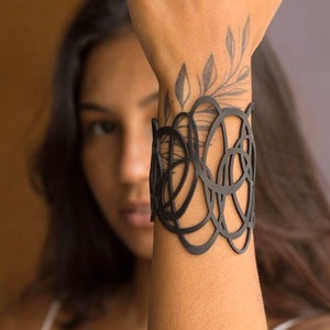 Pulsera ligera de caucho reciclado con diseño en espiral - de Design Tun
