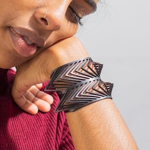 Pulsera geométrica 3D ligera de caucho reciclado - de Design Tun