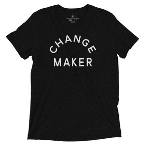 Puede incluir: Camiseta negra con texto blanco que dice "CHANGE MAKER" en arco.