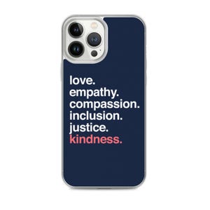 Op de afbeelding: Transparante telefoonhoes met een marineblauwe achtergrond. De hoes heeft de woorden "love. empathy. compassion. inclusion. justice. kindness." in witte tekst, met "kindness" in het rood.