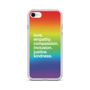Op de afbeelding: Transparante telefoonhoes met een regenboogkleurige achtergrond. De hoes toont de woorden "love. empathy. compassion. inclusion. justice. kindness." in witte letters. De camera van de telefoon is zichtbaar aan de bovenkant.