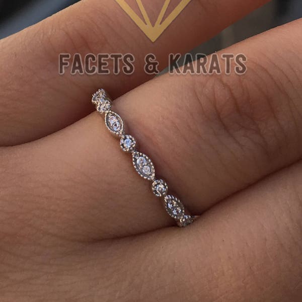Aliança de casamento vintage Art Déco com detalhes em milgrain, disponível com diamantes cultivados em laboratório ou moissanita em ouro maciço de 10K ou 14K branco, amarelo ou rosé.