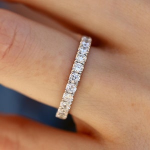 Aliança de casamento feminina de platina com diamantes de laboratório de platina, 2,25 mm de diamantes e 2,5 mm de largura com cravação em pavê