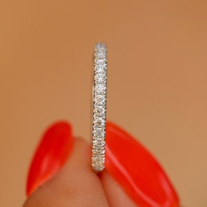 Aliança de casamento 3/4 Eternity com diamantes cultivados em laboratório e pedras de 1,5 mm em ouro branco maciço 14K. Disponível também em ouro amarelo e ouro rosa pela Facets and Karats.