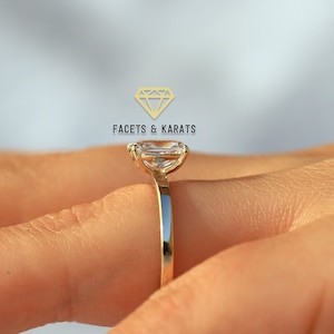 Wydłużony pierścionek zaręczynowy typu cushion solitaire wykonany na zamówienie dla kobiet w 14-karatowym żółtym złocie i imitacji diamentów, według faset i karatów na Etsy